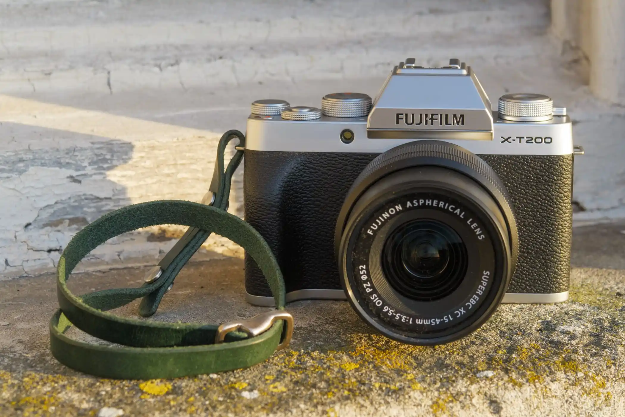 Fujifilm X-T200: Kamera Mirrorless Retro Modern Fleksibel