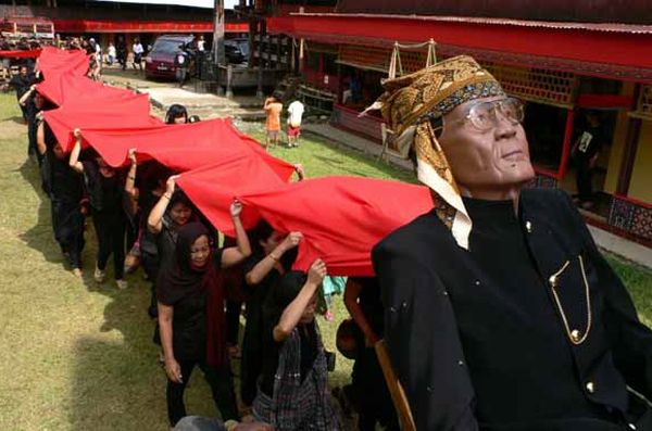 tradisi upacara pemakaman rambu solo