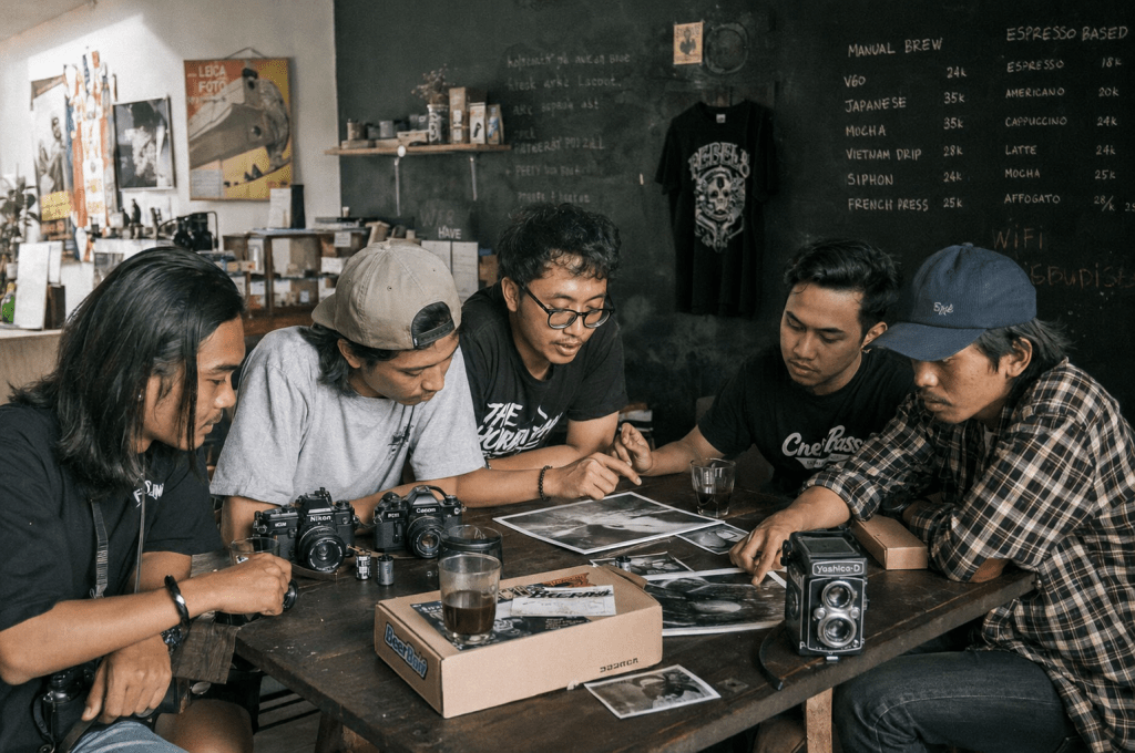 Anti-AI Aesthetic 2026 Meledak: Fotografer Sengaja Pakai Grain dan Blur Biar Viral 11 Anti-AI Aesthetic 2026 Meledak: Fotografer Sengaja Pakai Grain dan Blur Biar Viral